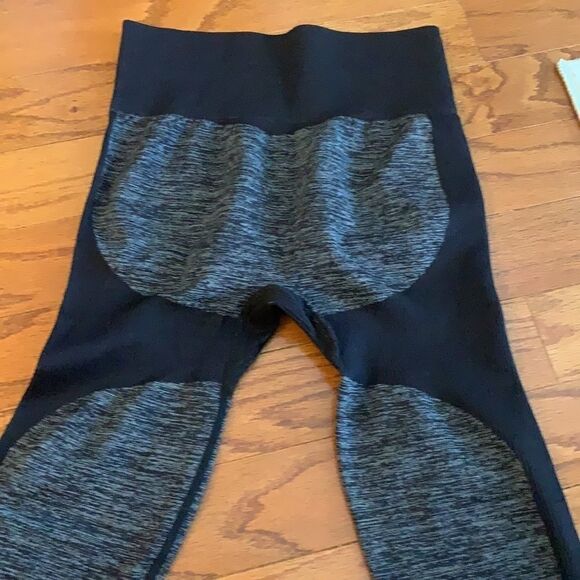 Size medium athletic leggings - Picture 2 of 5